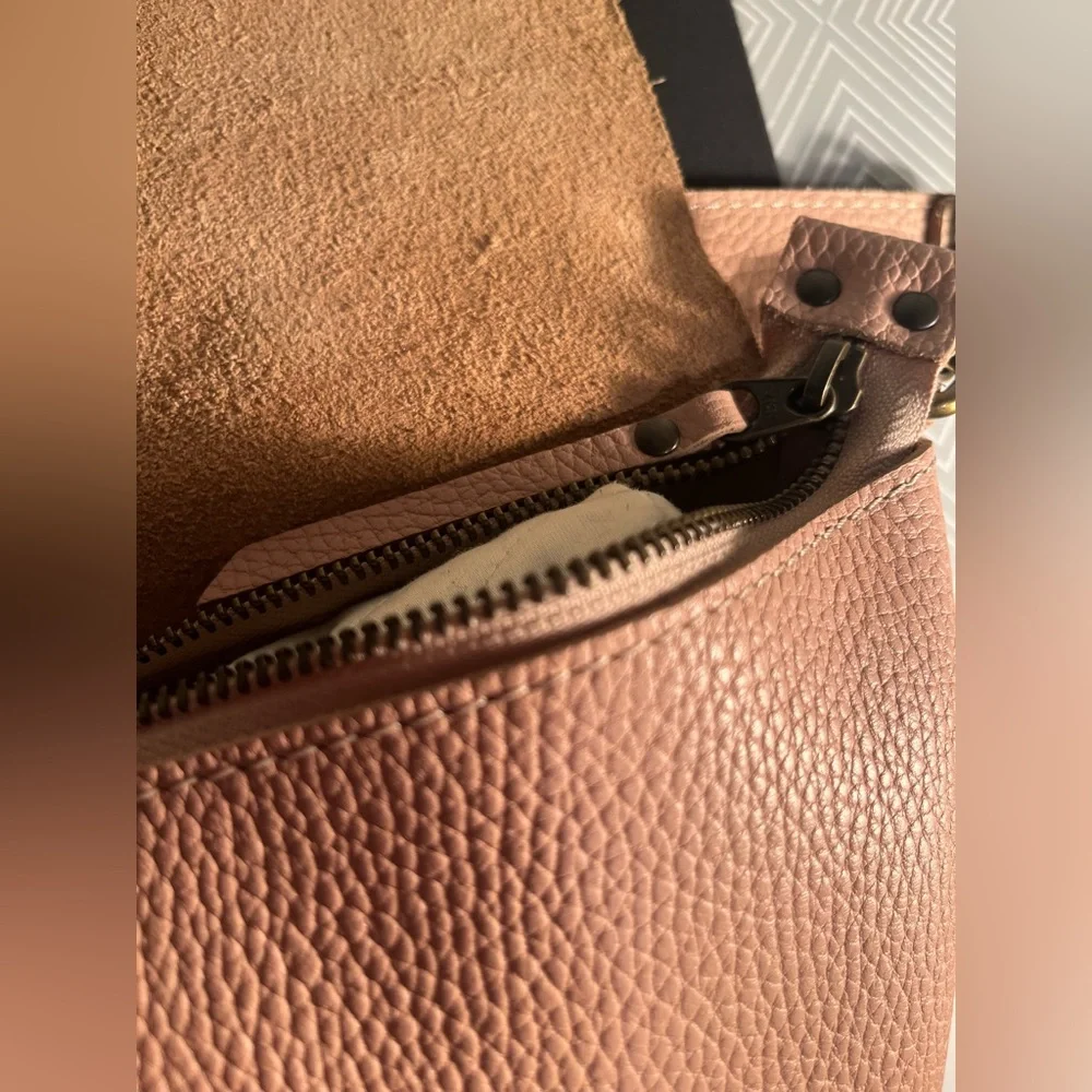 LEATHER PURSE with dust bag & extra strap 🎀🎀🎀🎀🎀🎀🎀🎀🎀🎀🎀🎀🎀🎀🎀🎀🎀🎀🎀 - Picture 6 of 9